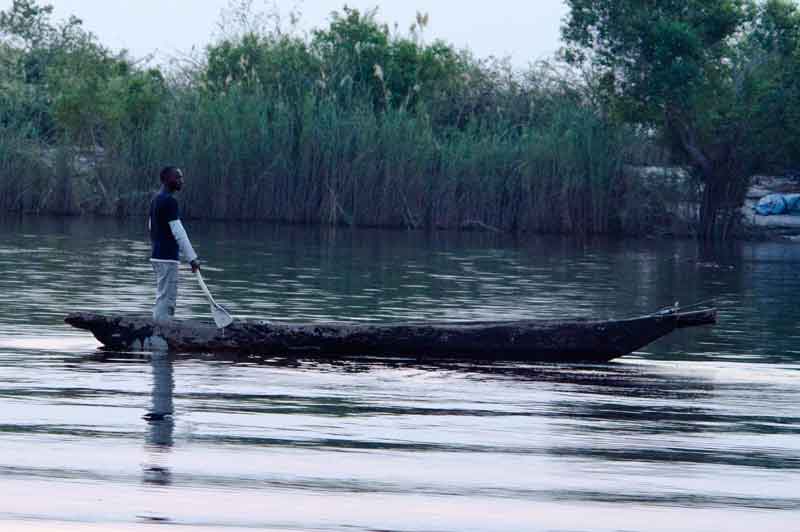 18 - Botswana - parque nacional de Chobe - rio Chobe - pescador